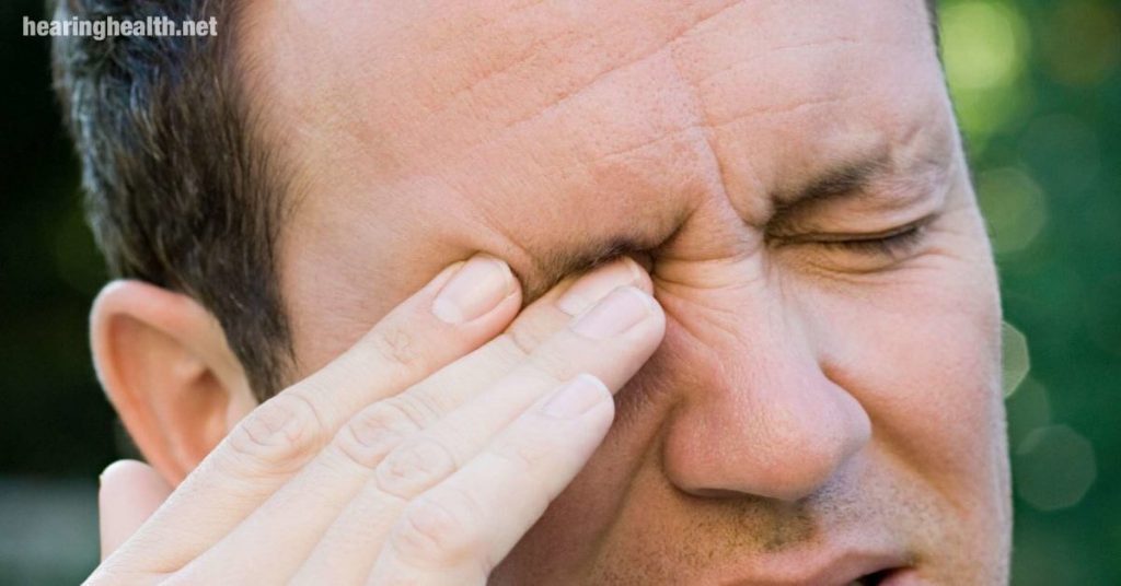 ท่อน้ำตาอุดตัน เกิดขึ้นเมื่อทางจมูกของคุณไม่สามารถระบายของเหลวที่ฉีกขาดออกจากดวงตาของคุณได้อย่างถูกต้อง คุณอาจมีอาการคัน ระคายเคืองตา