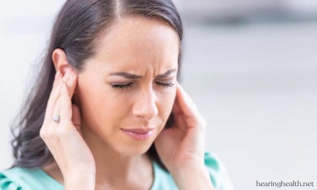 อาการหูอื้อ เป็นอาการของภาวะแวดล้อมบางอย่าง เช่น การสูญเสียการได้ยินที่เกี่ยวข้องกับอายุ อาการบาดเจ็บที่หู 