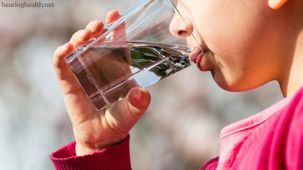 การดื่มน้ำมากเกินไปอาจทำให้ อิเล็กโทรไลต์ ในร่างกายไม่สมดุล ต่อไปนี้คือ 8 สัญญาณ บ่งบอกว่าคุณดื่มน้ำมากเกินไป 