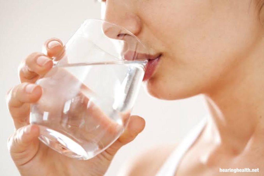 ดื่มน้ำตลอดทั้งวันเพื่อหลีกเลี่ยงการขาดน้ำ การดื่มน้ำมากๆเป็นสิ่งสําคัญเมื่ออุณหภูมิสูงขึ้น การดื่มน้ำให้เพียงพอเป็นสิ่งจําเป็นในชีวิต