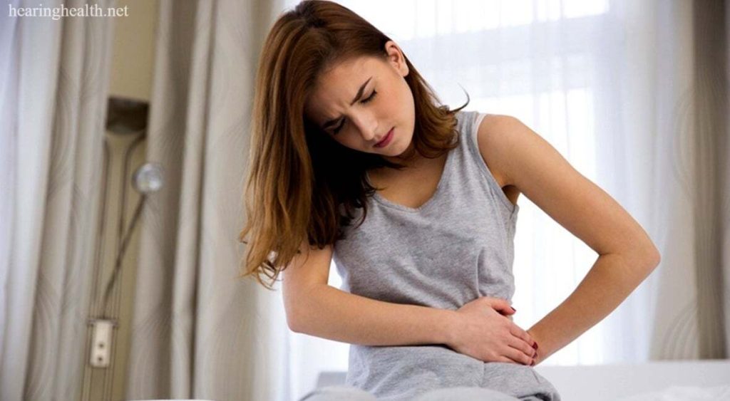 อาการปวดท้องน้อย ในผู้หญิงมีตั้งแต่เล็กน้อยไปจนถึงรุนแรง อาจเกิดขึ้นระหว่างกระดูกเชิงกรานและสะดือ คนส่วนใหญ่พบว่าอาการปวดท้องหายไปเอง