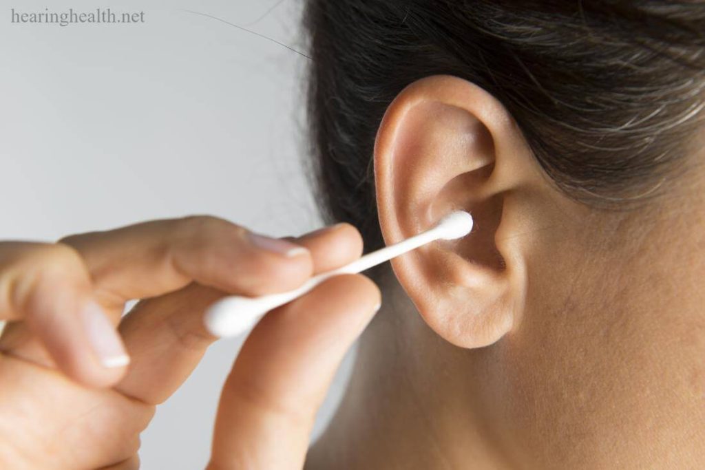 ขี้หูอุดตัน เกิดจากการรวมตัวของสารที่ขับจากต่อมขี้หู และต่อมไขมันที่อยู่ในช่องหูชั้นนอก เพื่อให้ความชุ่มชื้นแก่รูหู ป้องกันการติดเชื้อ