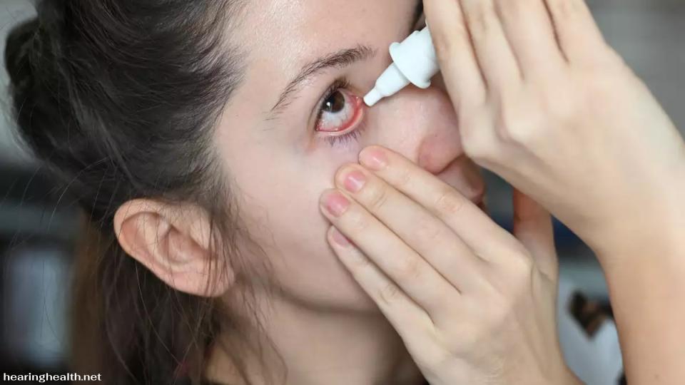 โรคตาแดงหรือที่เรียกว่าตาแดงคือการอักเสบของเยื่อบุตา ซึ่งเป็นเยื่อบาง ๆ ที่ปกคลุมส่วนสีขาวของดวงตาและพื้นผิวด้านในของเปลือกตา