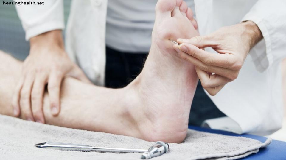 ผู้ที่เป็นโรคระบบประสาทเบาหวานจำนวนมากไม่รู้สึกเท้าของตนเอง พวกเขาอาจตัด เผา หรือขูดเท้าโดยไม่รู้ตัว ผู้ป่วยโรคเบาหวานยังรายงานปัญหาเกี่ยวกับการไหลเวียนของเลือดที่ไม่ดีในบริเวณเหล่านี้