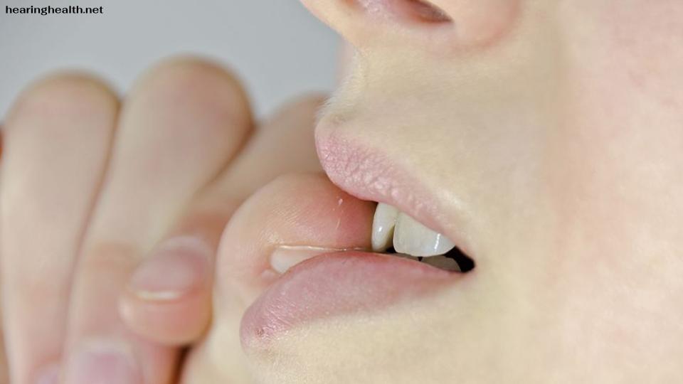 การกัดเล็บอาจดูไม่สร้างความเสียหายมากนักในช่วงแรก อย่างไรก็ตาม การกัดเล็บอาจส่งผลต่อฟันของคุณ 
