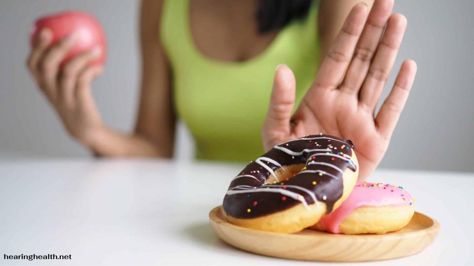 อาหารที่มีดัชนีน้ำตาลในเลือดสูง เช่น อาหารที่มีน้ำตาล และคาร์โบไฮเดรตเชิงเดี่ยว